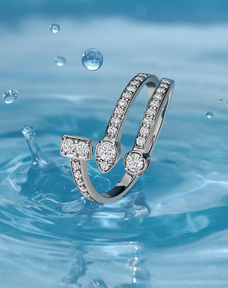 Bague Birks Splash avec diamants sur fond de l'eau.