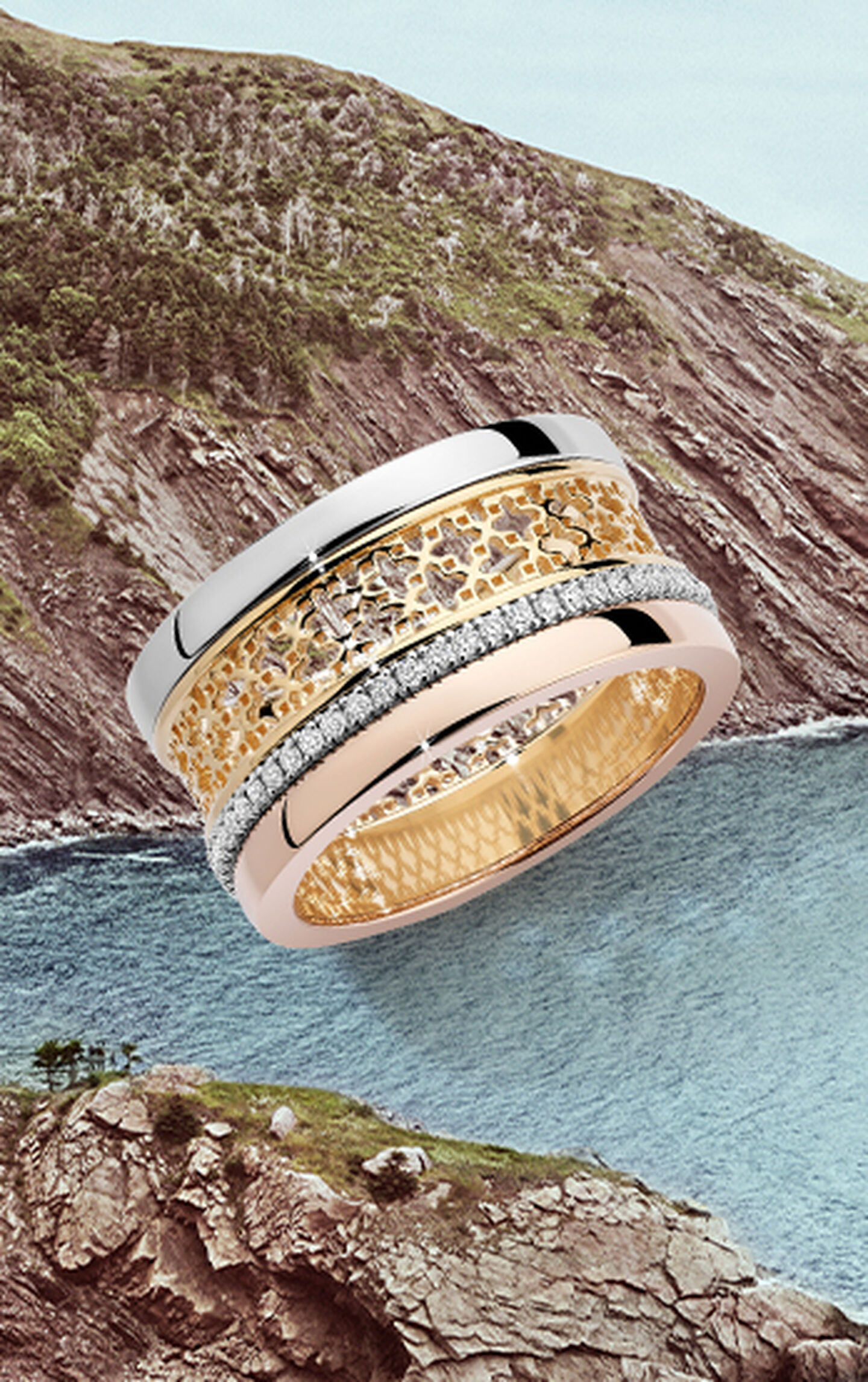 Tri-gold ring with a diamond pave
