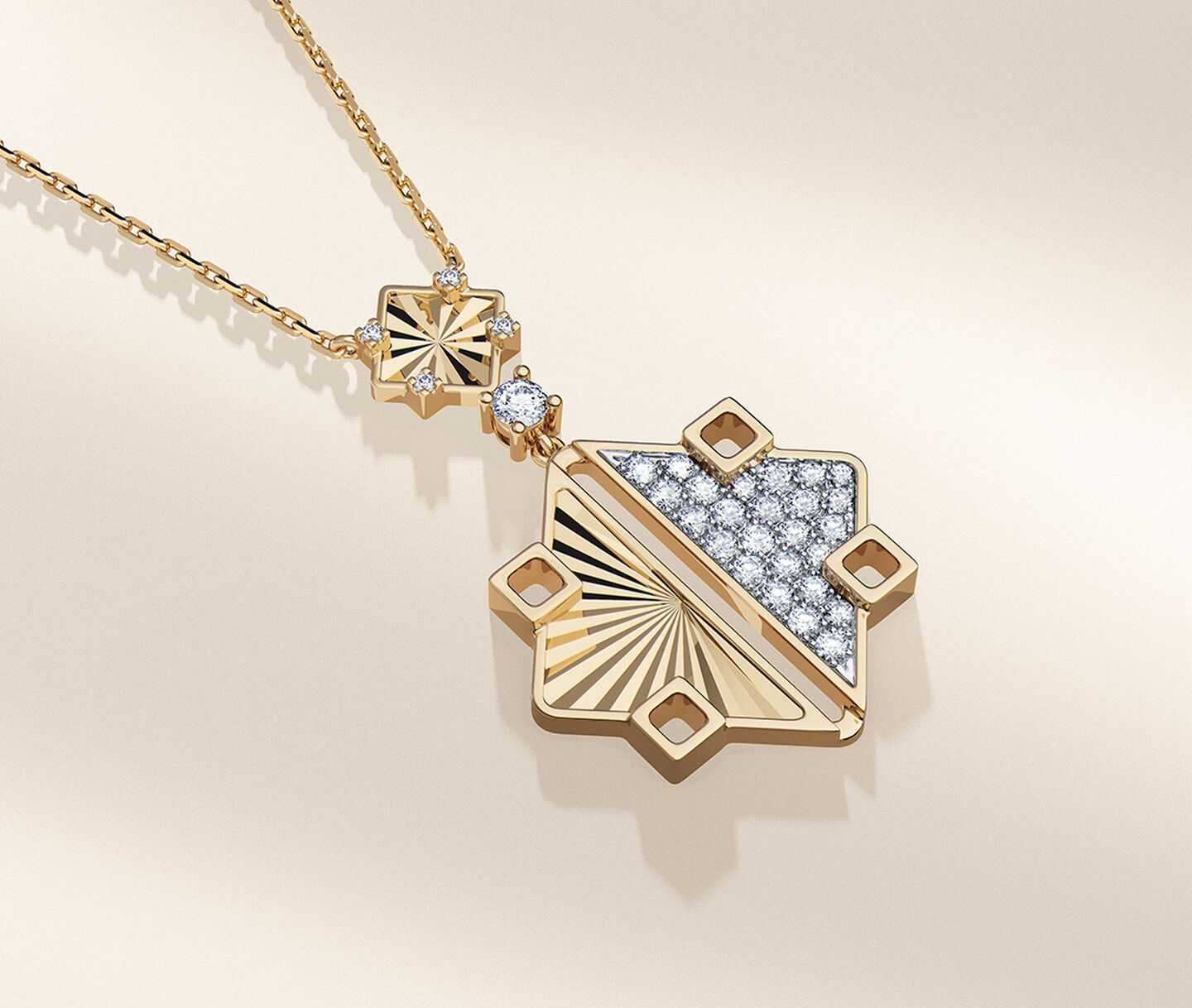 Collier en or jaune et diamants Birks Muse sur un fond beige.