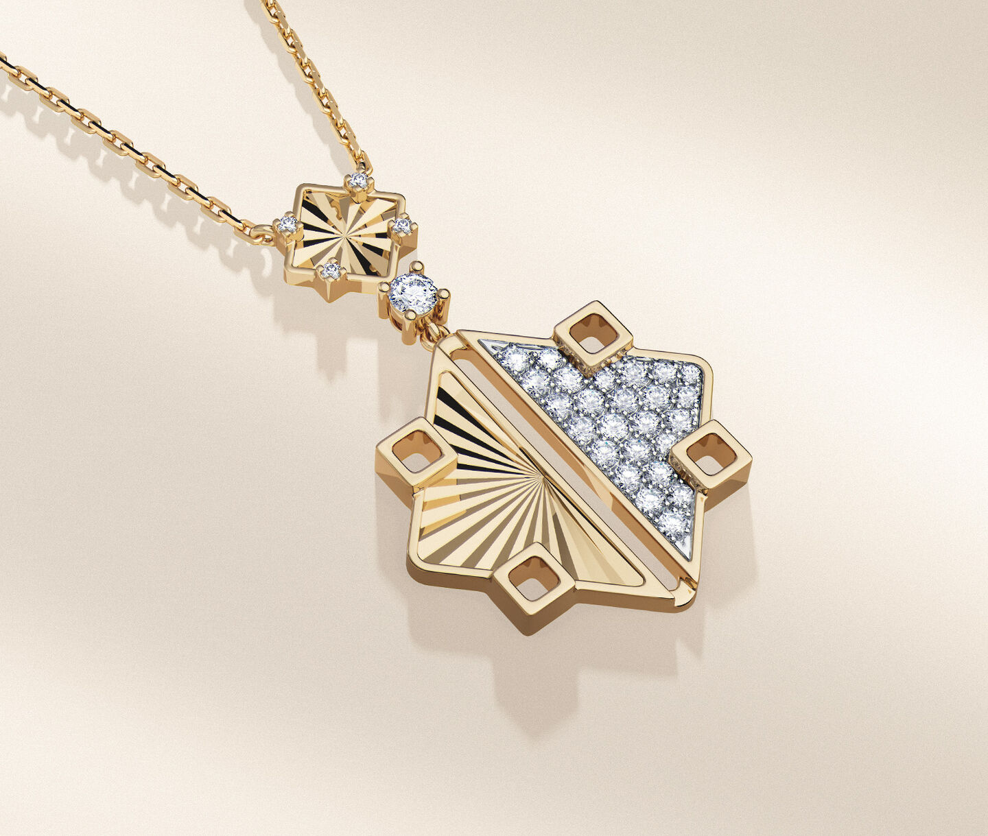 Collier Birks Muse en or jaune et diamants sur un fond beige.
