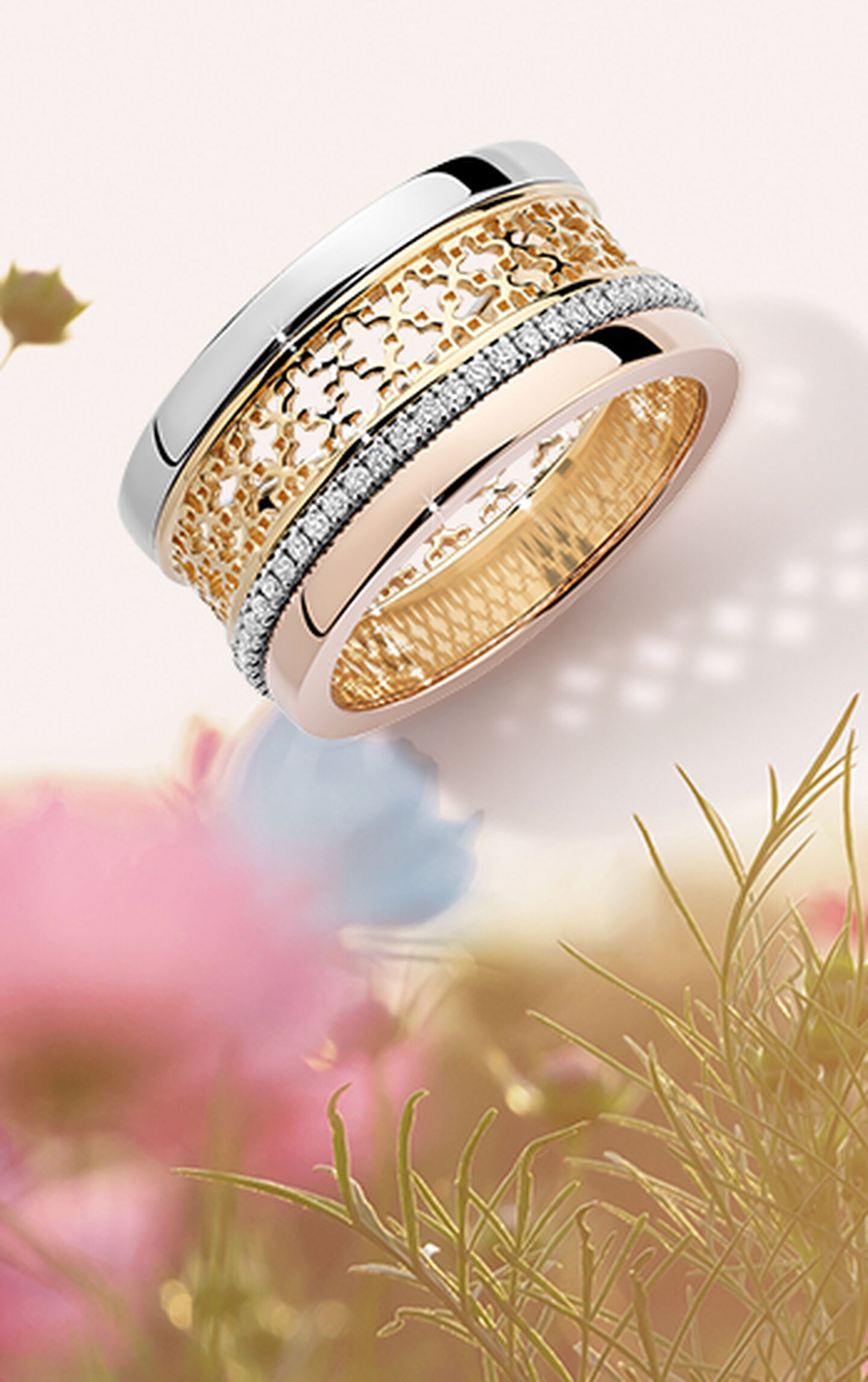 Tri-gold ring with a diamond pave