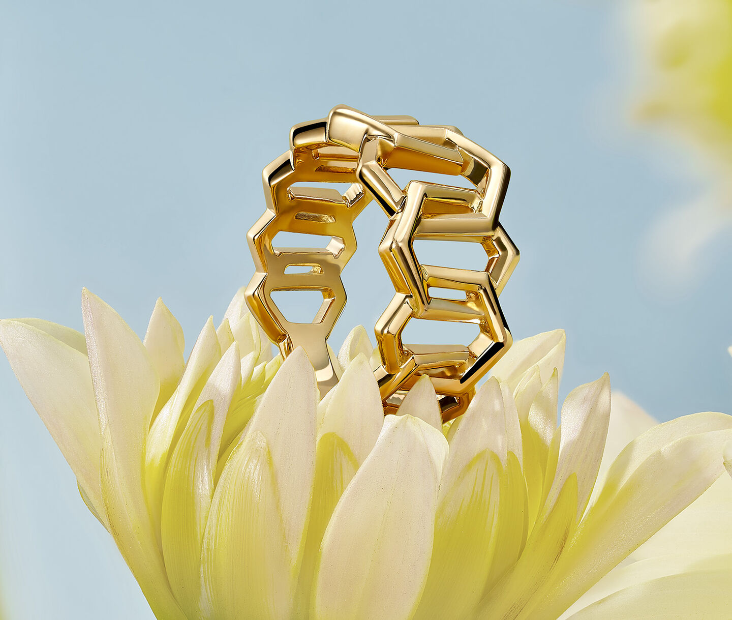 Bague Birks Bee Chic en or sur une fleur. 