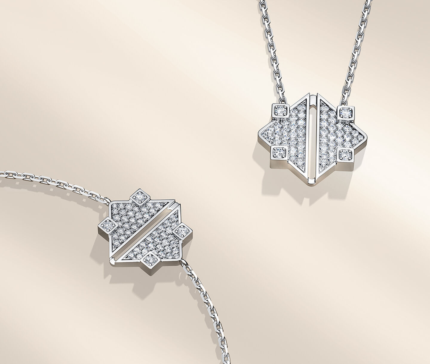 Collier et bracelet en or blanc et diamants Birks Muse sur un fond beige.