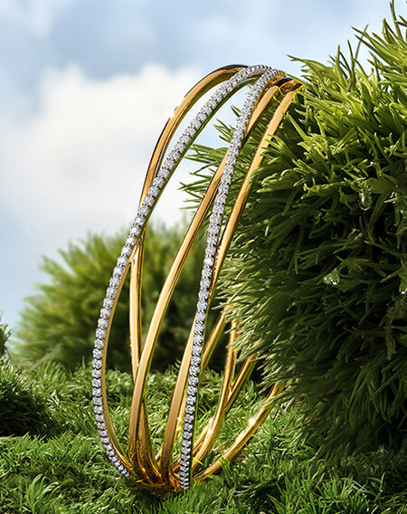 Bracelet en or jaune et diamant Rosée du Matin sur un fond herbeux.