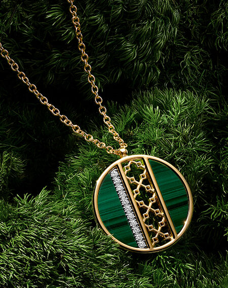 Birks Dare to dream malachite on a grassy background