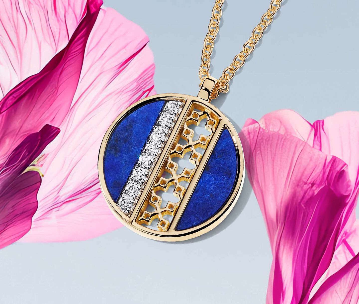 Collier Birks Dare to Dream en lapis-lazuli sur un fond floral