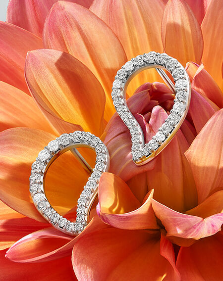 Boucles d'oreilles Birks Pétale en diamant sur une fleur orange.