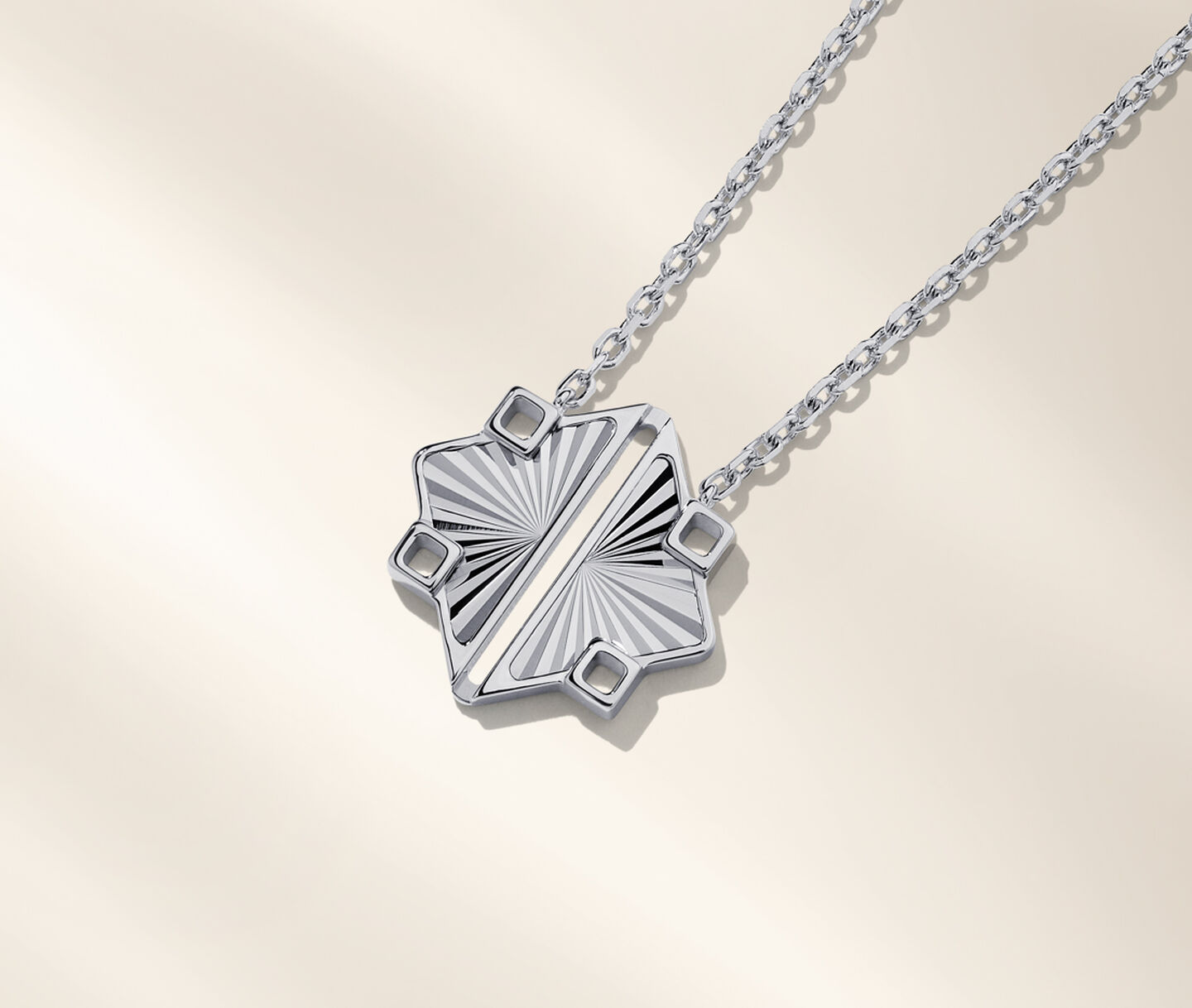 Collier en argent Birks Muse sur un fond beige.