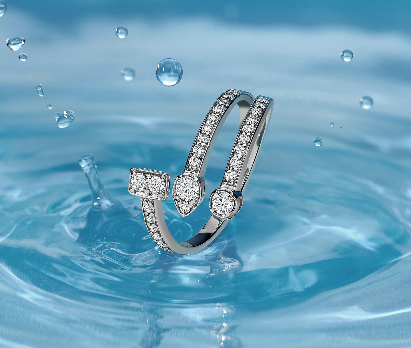 Bague en diamants Birks Splash sur un fond de l'eau.