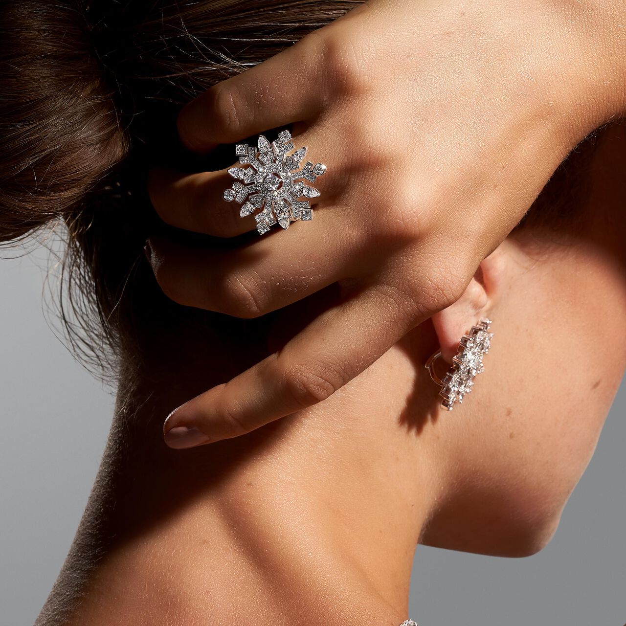 Birks Snowflake High Jewellery Diamond Split-Shank Ring on model image number 1